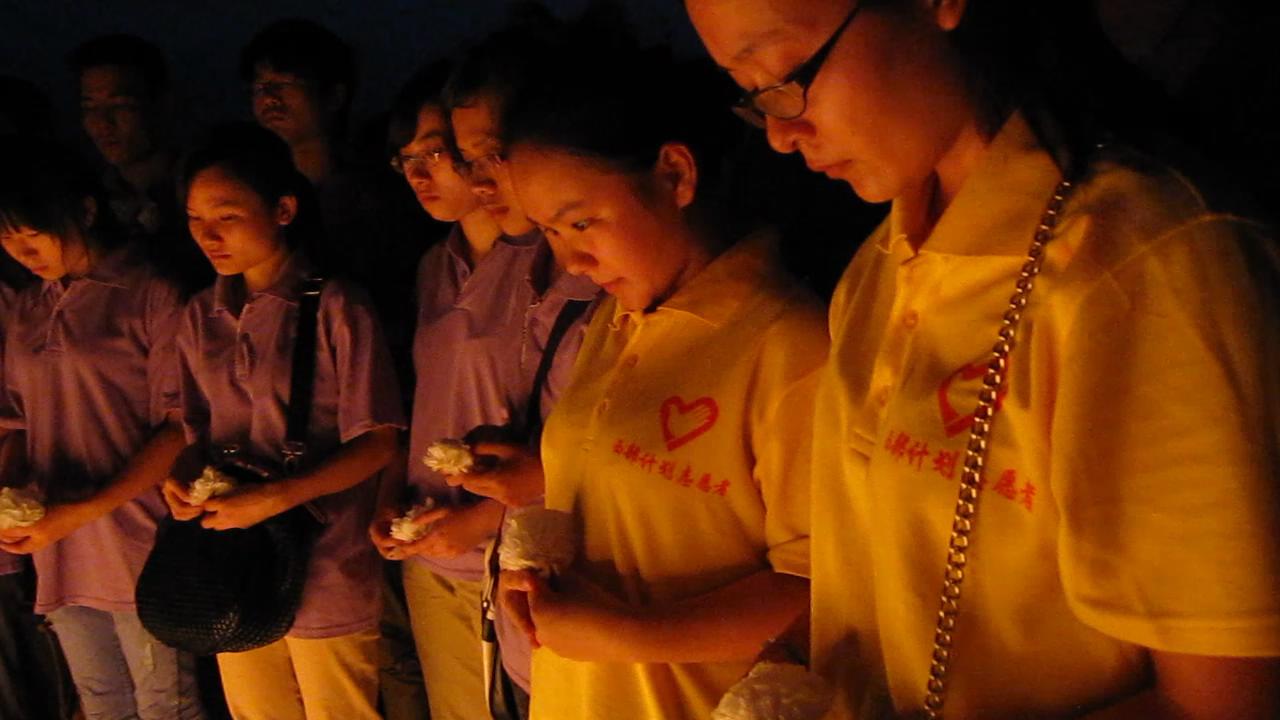 志愿者在滨江河段为逝去的同学举行悼念仪式357 / 作者:北辰 / 帖子ID:93750