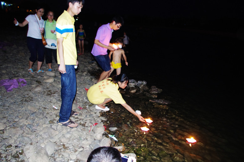 恭城县大学生西部计划志愿者为已故志愿者举行默哀仪式639 / 作者:在即墨YOy / 帖子ID:93754