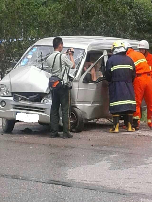 司机酒后驾车撞到路边树上被困 趴在方向盘呼呼大睡664 / 作者:根本不服 / 帖子ID:93885