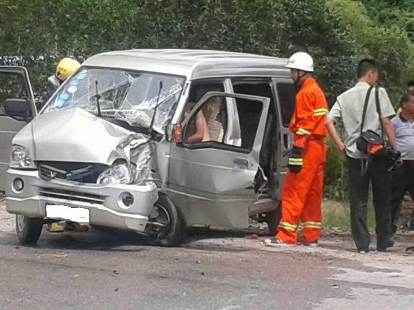 司机酒后驾车撞到路边树上被困 趴在方向盘呼呼大睡765 / 作者:根本不服 / 帖子ID:93885