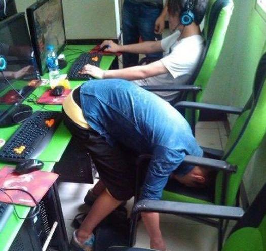 【今日吐槽8.10】网吧囧事：最敬业好队友 玩家逆天睡姿175 / 作者:容容 / 帖子ID:94080