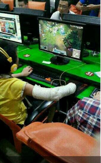 【今日吐槽8.10】网吧囧事：最敬业好队友 玩家逆天睡姿320 / 作者:容容 / 帖子ID:94080