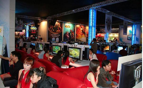 【今日吐槽8.10】网吧囧事：最敬业好队友 玩家逆天睡姿24 / 作者:容容 / 帖子ID:94080