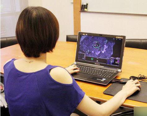 【今日吐槽8.10】网吧囧事：最敬业好队友 玩家逆天睡姿660 / 作者:容容 / 帖子ID:94080