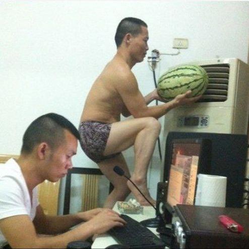 【今日吐槽8.10】网吧囧事：最敬业好队友 玩家逆天睡姿739 / 作者:容容 / 帖子ID:94080