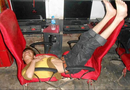 【今日吐槽8.10】网吧囧事：最敬业好队友 玩家逆天睡姿424 / 作者:容容 / 帖子ID:94080