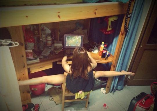 囧图：女神游戏姿势逆天 男屌丝头顶iPad308 / 作者:容容 / 帖子ID:94139