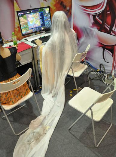 囧图：女神游戏姿势逆天 男屌丝头顶iPad193 / 作者:容容 / 帖子ID:94139