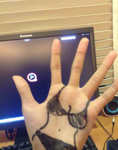 囧图：女神游戏姿势逆天 男屌丝头顶iPad693 / 作者:容容 / 帖子ID:94139