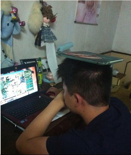 囧图：女神游戏姿势逆天 男屌丝头顶iPad721 / 作者:容容 / 帖子ID:94139