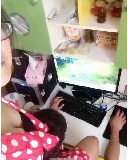 囧图：女神游戏姿势逆天 男屌丝头顶iPad62 / 作者:容容 / 帖子ID:94139