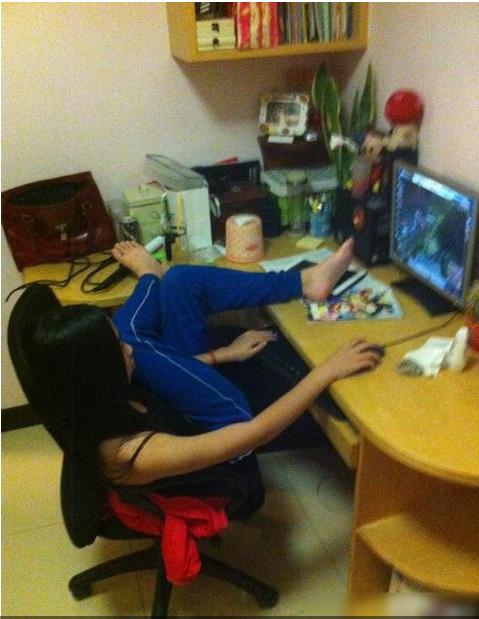 囧图：女神游戏姿势逆天 男屌丝头顶iPad20 / 作者:容容 / 帖子ID:94139