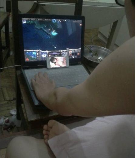 囧图：女神游戏姿势逆天 男屌丝头顶iPad882 / 作者:容容 / 帖子ID:94139