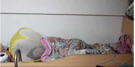 囧图：女神游戏姿势逆天 男屌丝头顶iPad596 / 作者:容容 / 帖子ID:94139