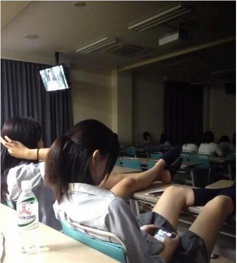 囧图：女神游戏姿势逆天 男屌丝头顶iPad11 / 作者:容容 / 帖子ID:94139