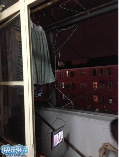 囧图：女神游戏姿势逆天 男屌丝头顶iPad192 / 作者:容容 / 帖子ID:94139