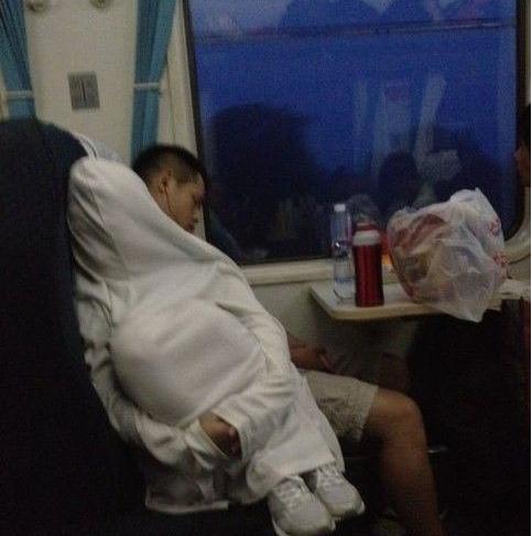 囧图：女神游戏姿势逆天 男屌丝头顶iPad636 / 作者:容容 / 帖子ID:94139