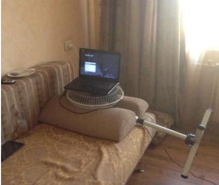 囧图：女神游戏姿势逆天 男屌丝头顶iPad431 / 作者:容容 / 帖子ID:94139