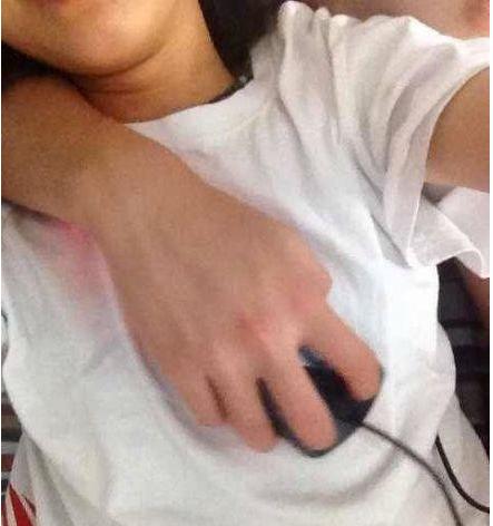 囧图：女神游戏姿势逆天 男屌丝头顶iPad867 / 作者:容容 / 帖子ID:94139