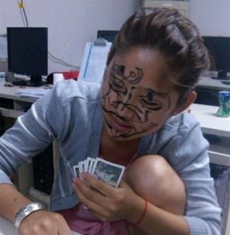 囧图：女神游戏姿势逆天 男屌丝头顶iPad951 / 作者:容容 / 帖子ID:94139