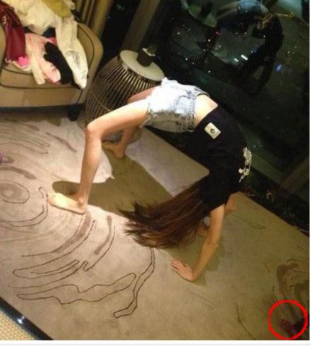 囧图：女神游戏姿势逆天 男屌丝头顶iPad719 / 作者:容容 / 帖子ID:94139