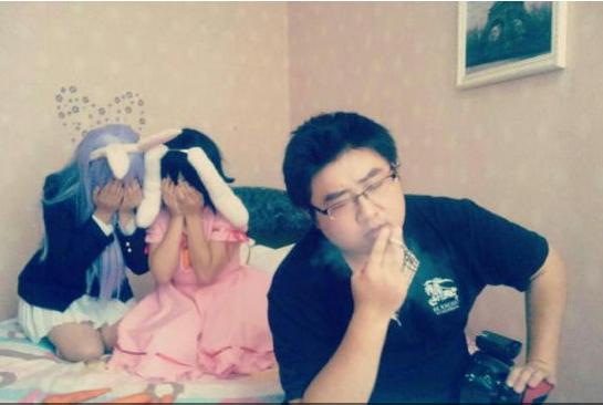 囧图：女神游戏姿势逆天 男屌丝头顶iPad999 / 作者:容容 / 帖子ID:94139