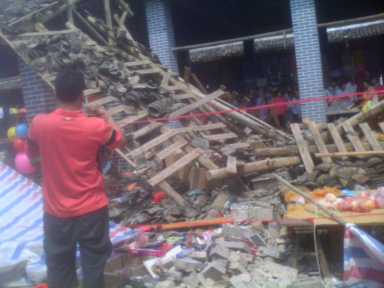 和平街的市场突然倒塌了，当场压死一个女人!382 / 作者:乱七八糟 / 帖子ID:94382