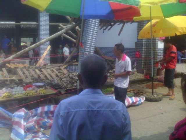 和平街的市场突然倒塌了，当场压死一个女人!817 / 作者:乱七八糟 / 帖子ID:94382