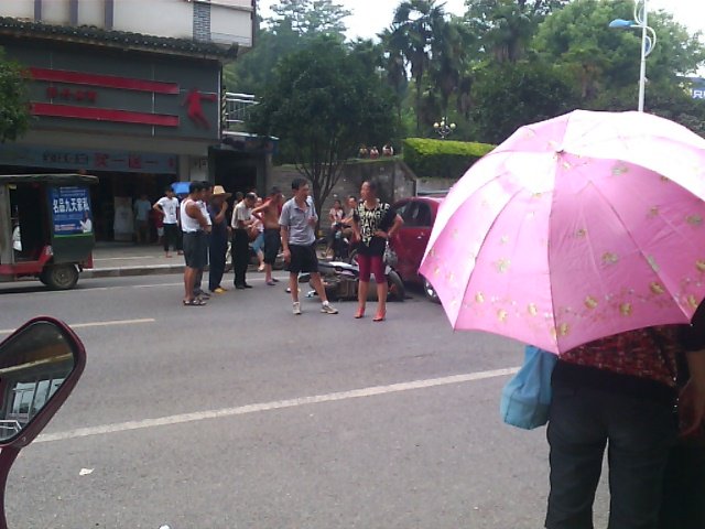 12点50左右在半岛门口目睹车祸一起776 / 作者:只谈情不说爱 / 帖子ID:94385