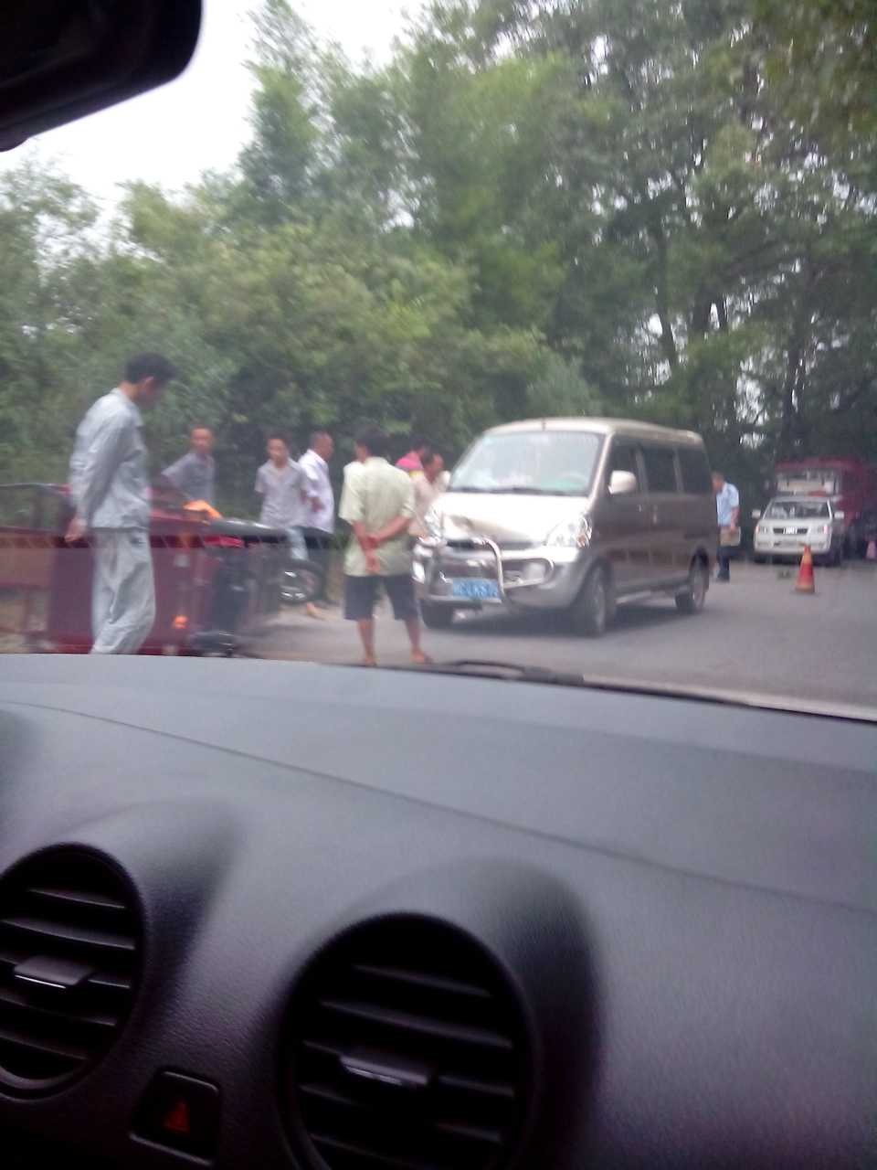 西岭羊角山路段发生车祸！105 / 作者:苦竹河畔 / 帖子ID:94882