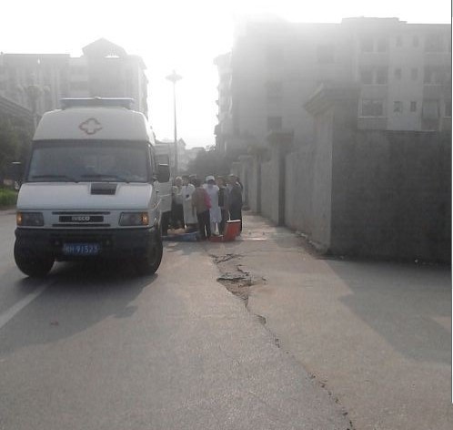 早上8点多路过政府门口，看到的，不知具体原因。753 / 作者:飞天鼠 / 帖子ID:95499