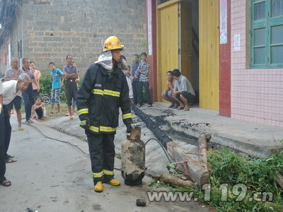 商店清晨发生火灾 恭城消防扑救转移“炸弹”314 / 作者:茶城路人 / 帖子ID:95803