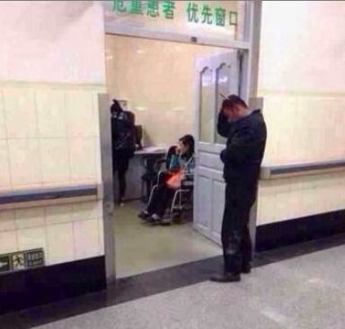 男子头插水果刀一人到医院“淡定”就医(图)571 / 作者:狗掰涛 / 帖子ID:97207