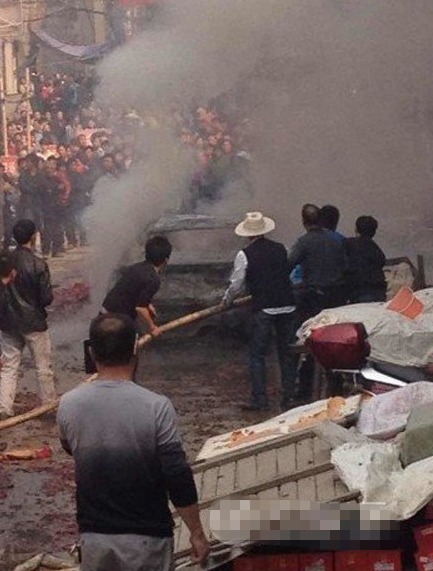 男子买新车放鞭炮庆祝 车被点燃烧成废铁67 / 作者:狗掰涛 / 帖子ID:97307