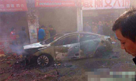 男子买新车放鞭炮庆祝 车被点燃烧成废铁31 / 作者:狗掰涛 / 帖子ID:97307