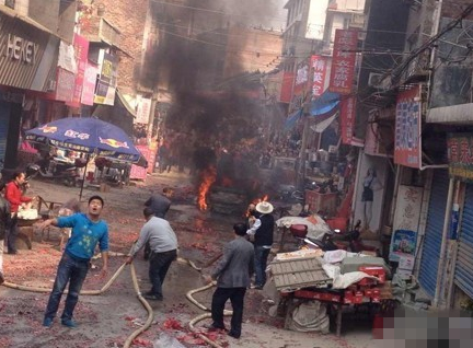 男子买新车放鞭炮庆祝 车被点燃烧成废铁787 / 作者:狗掰涛 / 帖子ID:97307