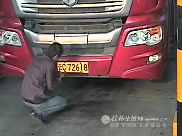 司机专心致志换套牌不知监控在身后 被拍个正着(图)361 / 作者:狗掰涛 / 帖子ID:97359