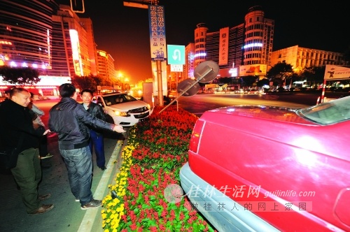 没上牌新车闯红灯致十字街三车连环撞38 / 作者:龍虎袍哥 / 帖子ID:97568