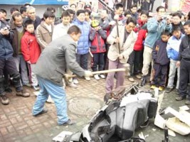 男子无证驾摩托上路被交警扣押 买来铁锤砸烂摩托被拘38 / 作者:龍虎袍哥 / 帖子ID:97660