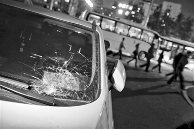 面包车被石头砸伤 司机与砸石头男子理论被对方捅死535 / 作者:龍虎袍哥 / 帖子ID:98880