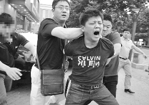 40多岁中年男冒充大学生强奸女中学生网犮496 / 作者:龍虎袍哥 / 帖子ID:98941