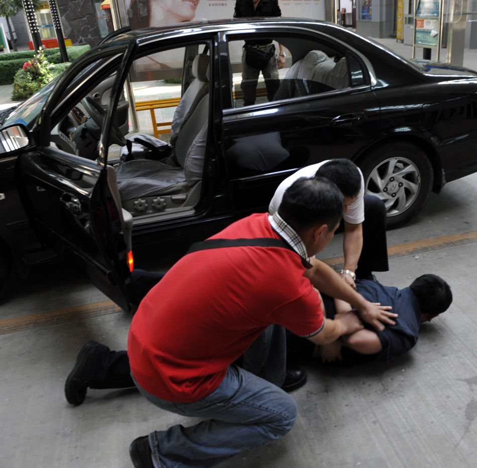 18岁少女深夜会微信网友遭两男子强奸330 / 作者:龍虎袍哥 / 帖子ID:99028