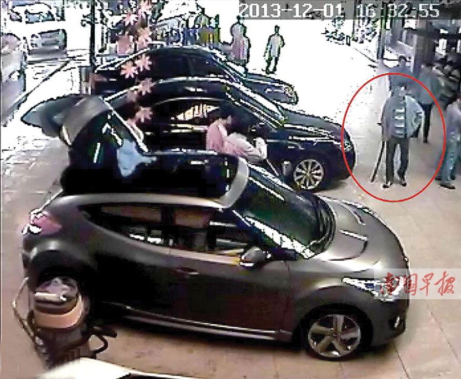 奔驰男自称丢了1万元敲诈洗车场 老板被带走殴打543 / 作者:龍虎袍哥 / 帖子ID:99051