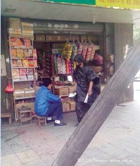 乞讨不到钱>就撒冥币?283 / 作者:龍虎袍哥 / 帖子ID:99054