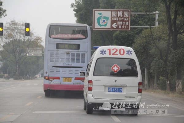 假救护车使用假牌还一路闪灯肆无忌惮 司机被扣12分544 / 作者:龍虎袍哥 / 帖子ID:99145
