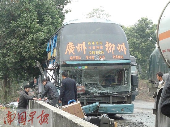 大客车侧翻在地致3死5伤 事发金秀三江乡810 / 作者:龍虎袍哥 / 帖子ID:99147