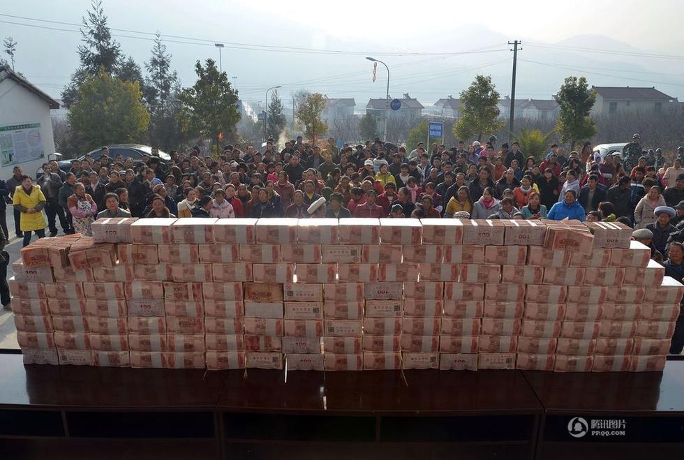 组图：四川一村庄现场分红1300余万现金16 / 作者:小雨点 / 帖子ID:99728