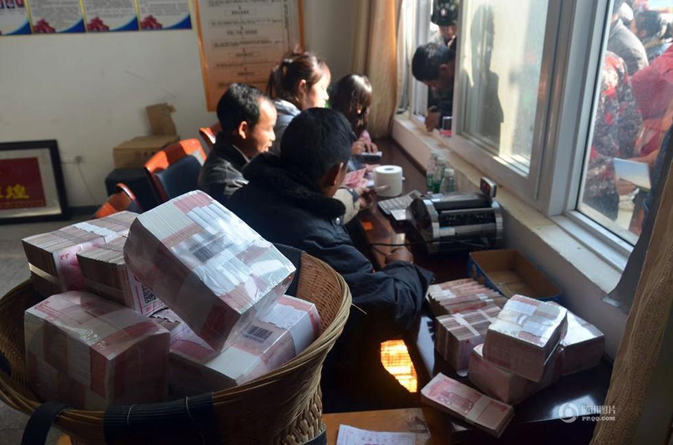 组图：四川一村庄现场分红1300余万现金363 / 作者:小雨点 / 帖子ID:99728