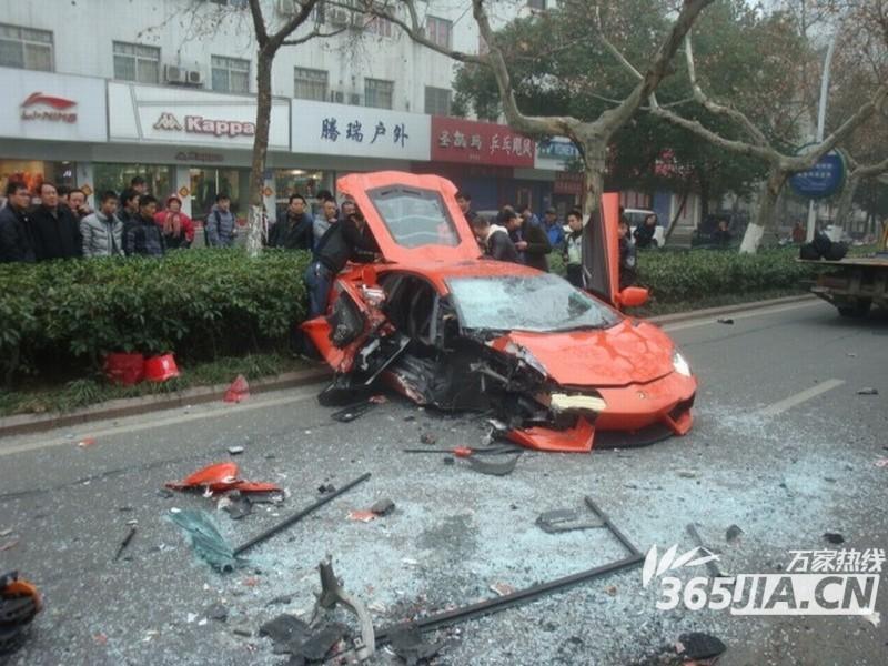 兰博基尼PK不过烂公交580 / 作者:恭城无聊人 / 帖子ID:99995