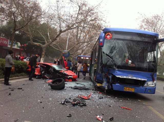 兰博基尼PK不过烂公交779 / 作者:恭城无聊人 / 帖子ID:99995